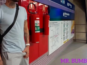 Macho safado se exita na estação de metr0 e se alivia com a puta oferecida ( completo no red e subscrição) korean cheerful porn hd