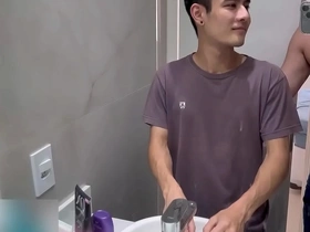 Visita inesperada de um novinho asiático japan limbs gay porn