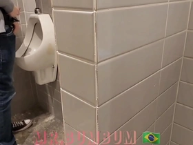 Novinho saiu da faculdade e foi na padaria . no banheiro deixou de mijar para receber um boquete . diário de banheirão (dia8) completo no red e subscrição korean jubilant porn trinity