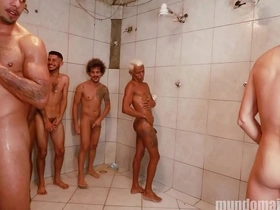 Partida de futebol acaba numa suruba no chuveiro e vestiario. gay chinese video porn