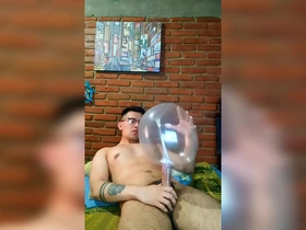 Vergón activo se masturba con globo de condón twitter china gay porn