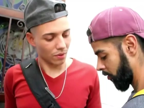 Ciclista dotado fodeu skatista hot gay porn kissing