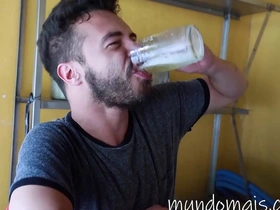 Perdeu a aposta no braço de ferro e teve que dár o cú como pagamento. gay porn chinese bodybuilder