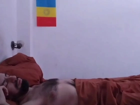 Despertando a mi heroic peludo con una linda mamada, aprovechando su erección matutina. porn gay chinese urchin