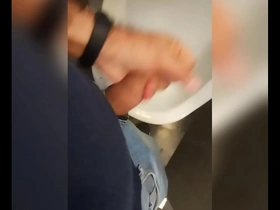 Mijando  nos banheiros públicos, gay chinese twink porn